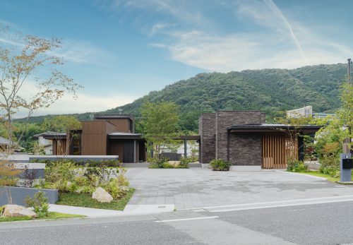 秋穂石と植栽で構成した山口市の外構デザイン