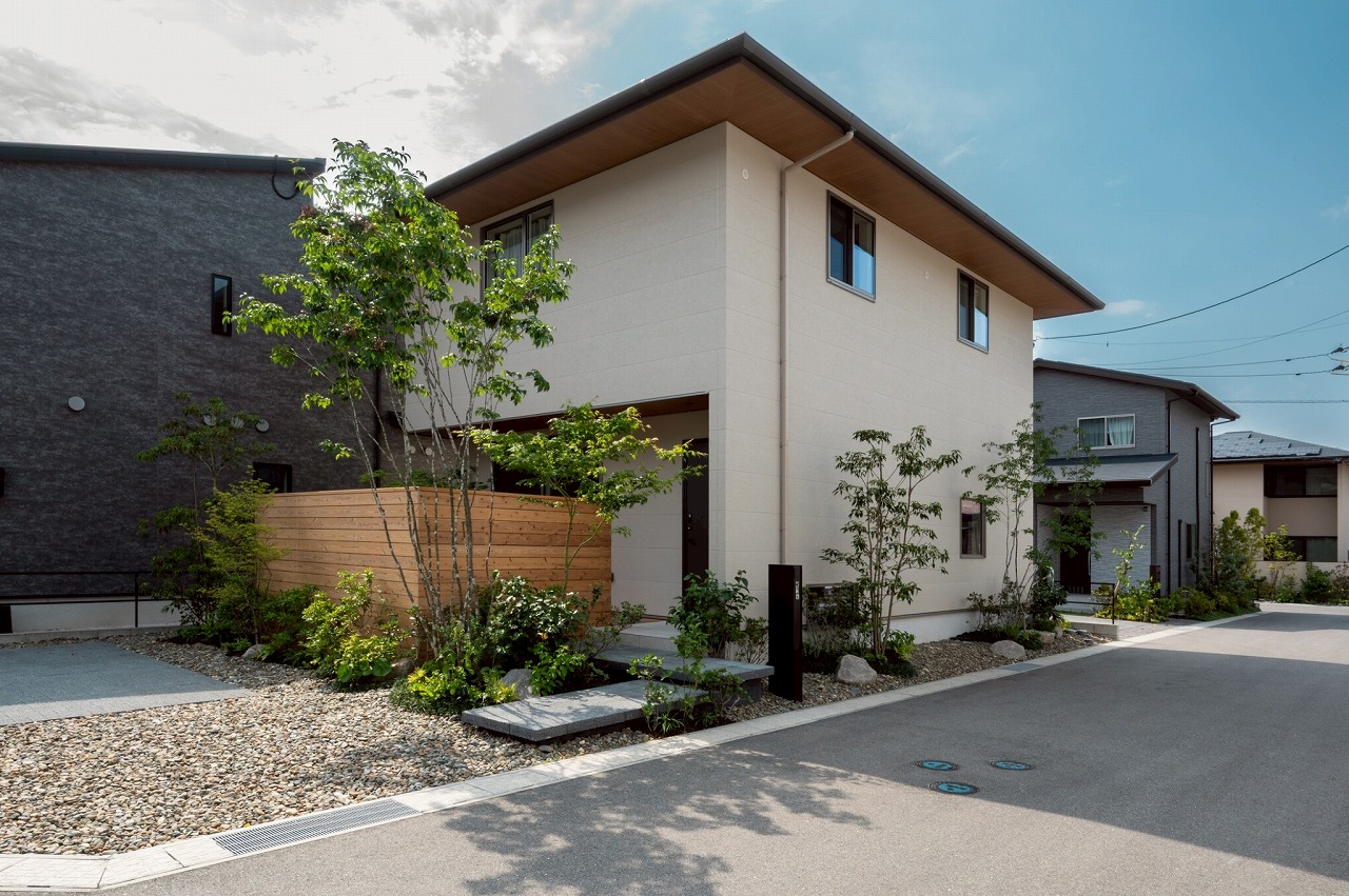 建物外壁と植栽が調和する外構デザイン