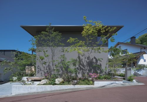 福岡市南区S邸のウッドデッキと植栽を組み合わせた新築外構