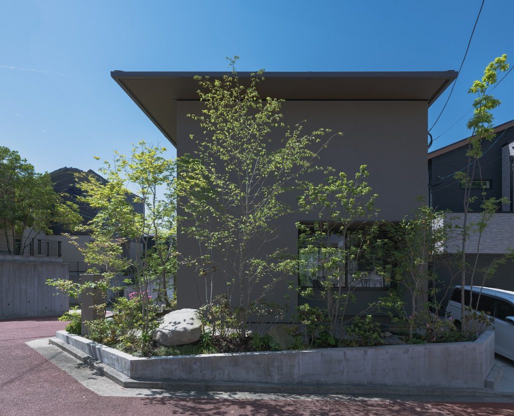室内から見える植栽とウッドデッキのある外構