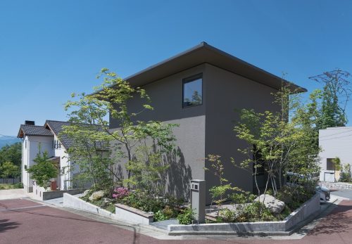 限られた敷地をウッドデッキでつなぐ福岡市南区の外構デザイン