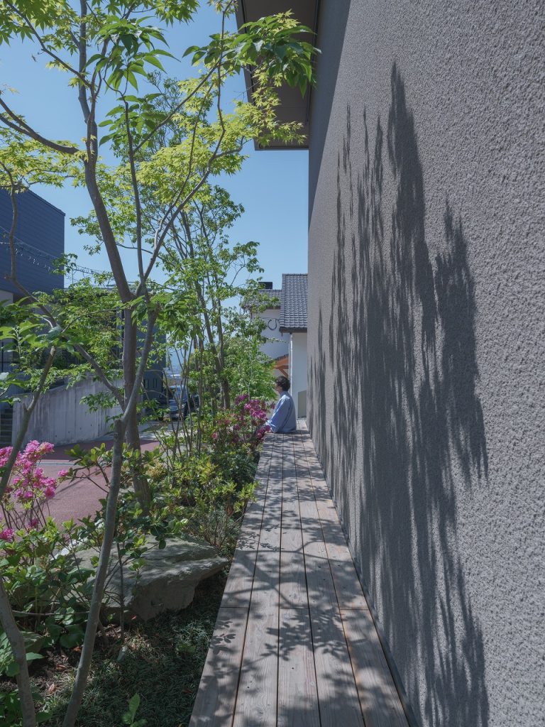 建物と庭を植栽でつなぐ外構施工例