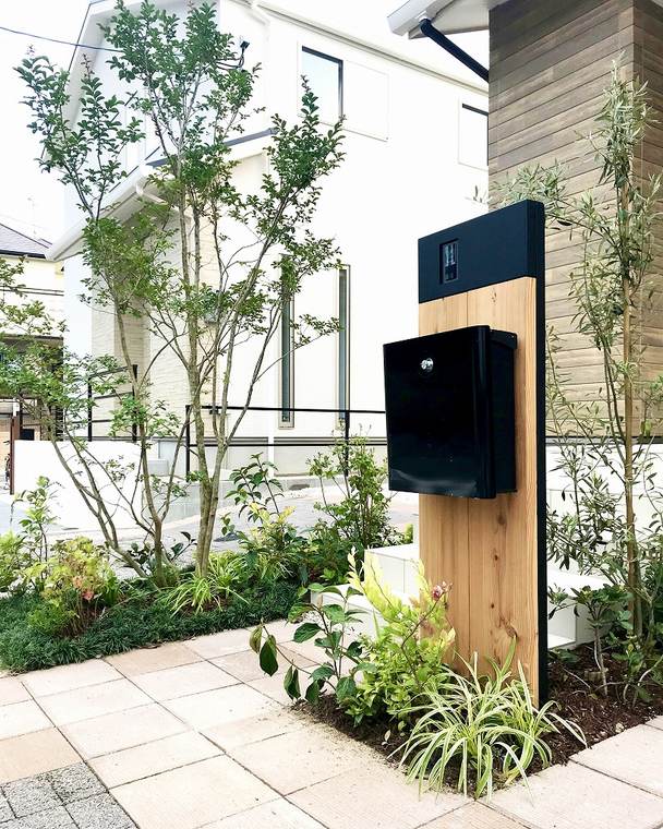 玄関まわりに植えられたサルスベリの植栽例