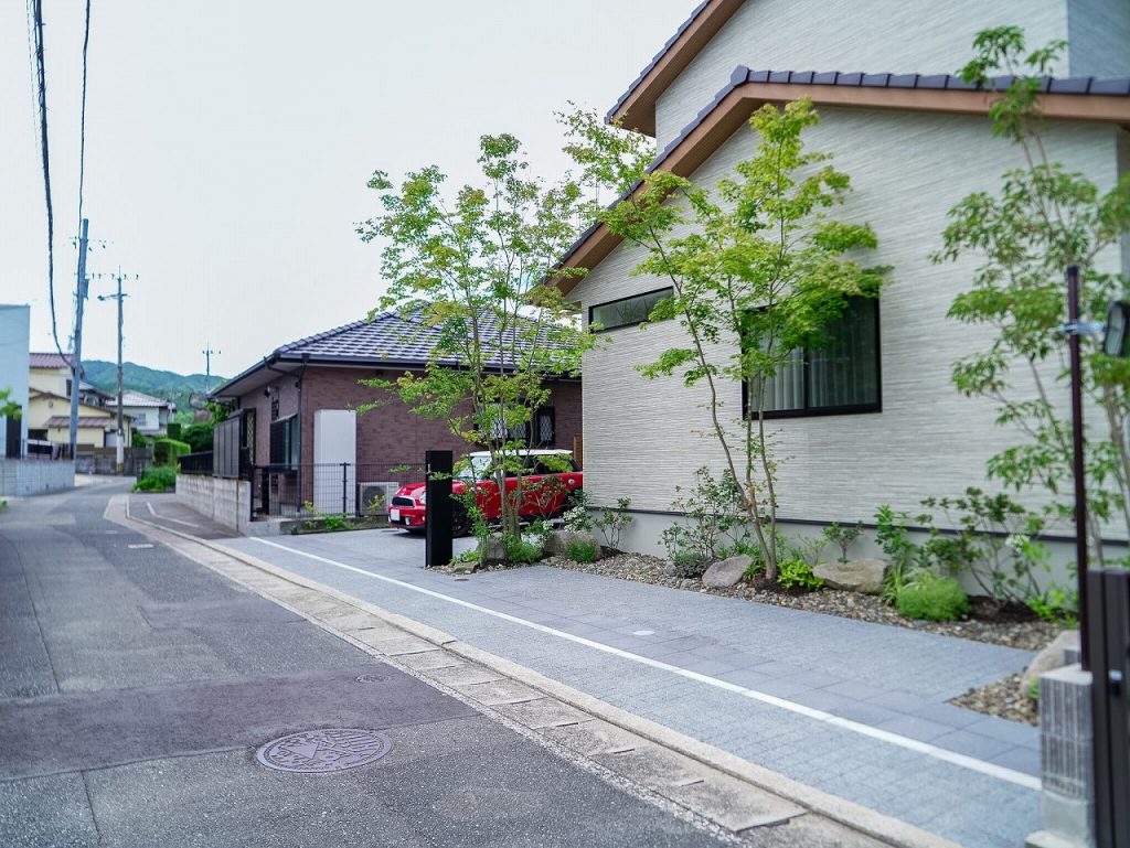 日田石と樹木を組み合わせた庭の景色