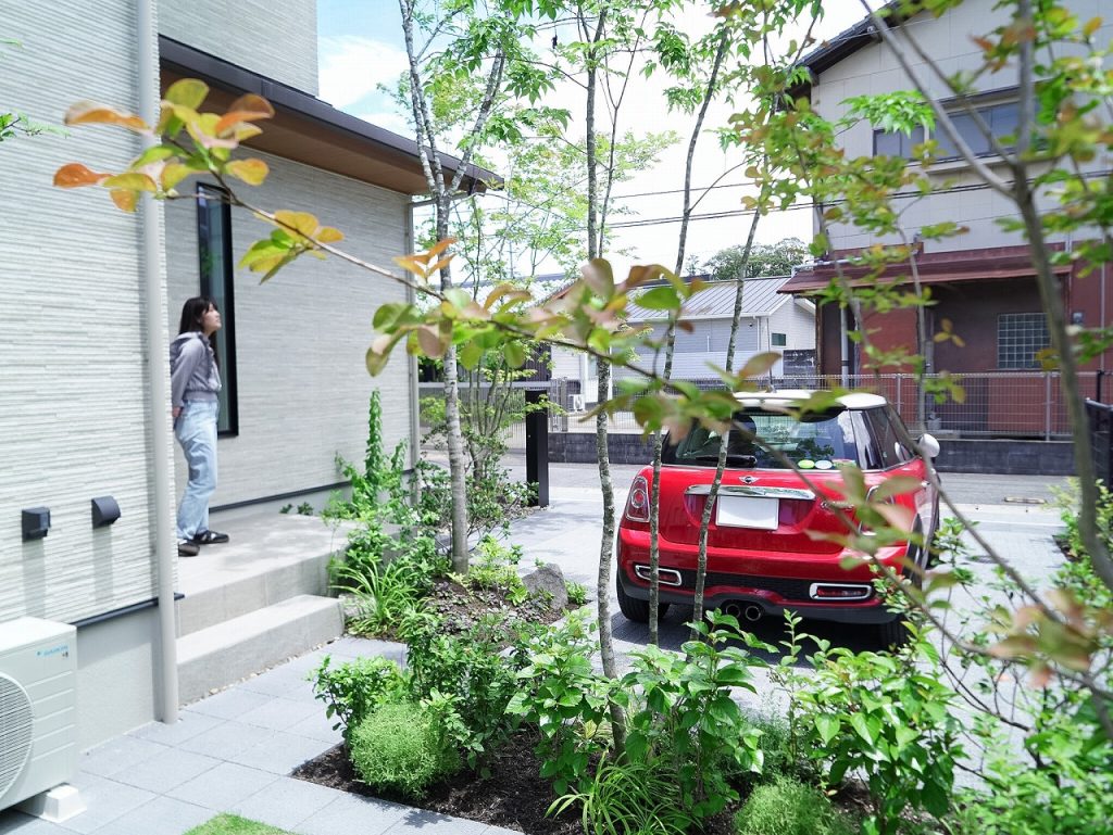 エコアコールウッドの木製フェンスと植栽