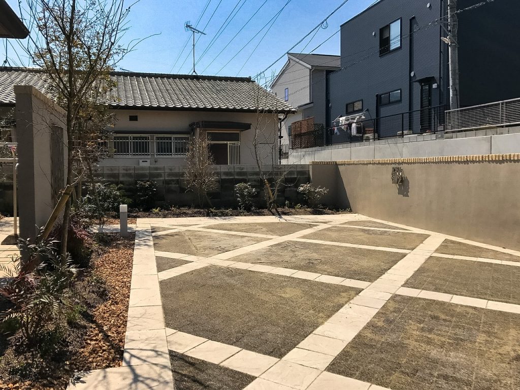 アルミ鋳物の植物モチーフレリーフと植栽