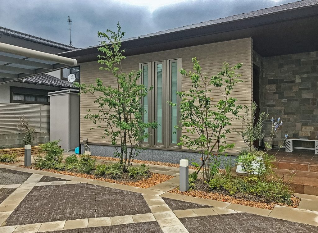 車庫ゲートに取り入れたオリジナル植物レリーフ