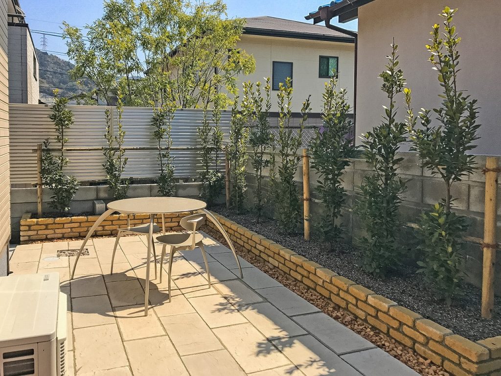 建物と外構をつなぐレンガ・塗り壁・植物