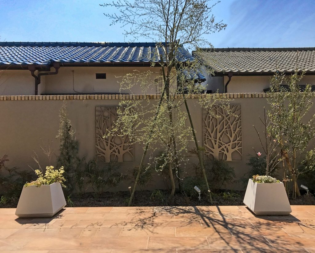常緑樹と落葉樹を組み合わせたF様邸の植栽